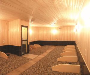 ein Zimmer mit einer Reihe von Bänken in einem Gebäude in der Unterkunft Yasuragino Yado -Iyashino Yu- in Kitakami