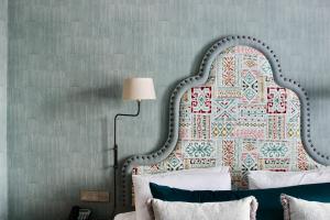 托基的住宿－Lincombe Hall Hotel & Spa - Just for Adults，一间卧室配有一张带大床头板的床