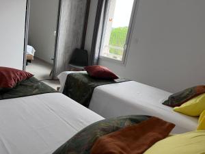 Postel nebo postele na pokoji v ubytování Val des Bruyères - gîte 15mn Pézenas avec terrasse et cour close - Parking privatif securisé - wifi FTTH gratuit