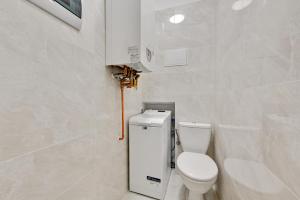 Ένα μπάνιο στο BaySide Apartments Lavender Center +7 φωτογραφίες