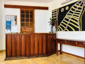 une chambre avec un banc et un tableau sur le mur dans l'établissement Aissatou Beach Resort, à Boracay