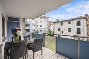 a balcony with a table and chairs on a balcony at Louise's City Apartment an der Uferpromenade in Friedrichshafen