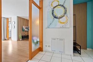 Habitación con pasillo con espejo y pintura en Louise's City Apartment an der Uferpromenade en Friedrichshafen