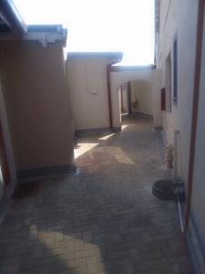 un couloir vide lumineux dans un bâtiment dans l'établissement MOFFAT GUEST HOUSE, à Randfontein