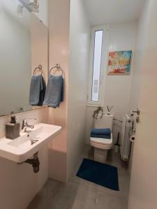 y baño con lavabo, aseo y espejo. en Private rooms in Born, en Barcelona