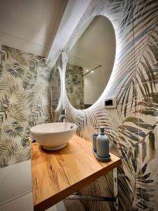 a bathroom with a sink and a mirror at La Perla in Monza