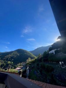 vistas a un valle con montañas en el fondo en Casa Esterina en Garessio