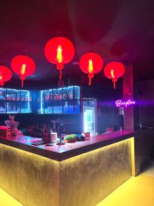 un bar con luces rojas sobre un mostrador en Bell Lifestyle Hostel Phuket en Nai Yang Beach