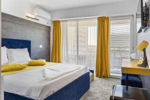Un dormitorio con una cama grande y una ventana en Hotel Aqua Park en Eforie Nord