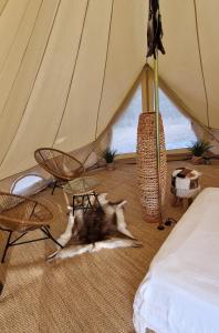 Postel nebo postele na pokoji v ubytování Tente Lodge type Tipi à 1H de Nice VOIE LACTEE