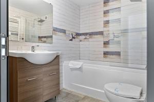 ein Badezimmer mit einer weißen Badewanne und einem Waschbecken und einer Toilette in der Unterkunft Hotel Aqua Park in Eforie Nord