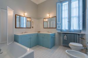 a bathroom with two sinks and a tub and a toilet at Villa Liberty in Osimo +20 photos