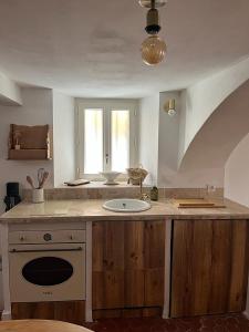uma cozinha com um lavatório e uma bancada em La Recampado em Bormes-les-Mimosas
