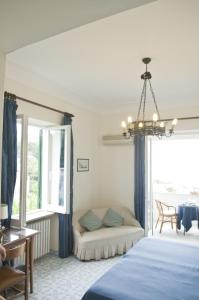1 dormitorio con cama, ventana y mesa en Hotel Villa Sarah, en Capri