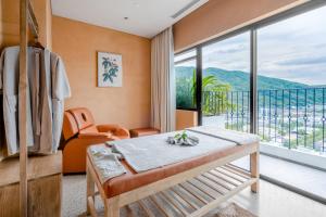 ein Raum mit einem Tisch und einem großen Fenster in der Unterkunft L'amor Boutique Hotel Quy Nhơn in Quy Nhon