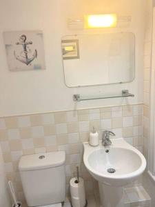 Koupelna v ubytování Spacious Homey Flat in Trent with FREE Parking