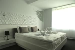 Un pat sau paturi într-o cameră la Niro Residence