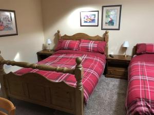 Postel nebo postele na pokoji v ubytování Braeside Cottage Holywood