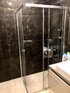 um chuveiro com uma porta de vidro na casa de banho em Luxury flat with Sea & City view - Gym & Parking ( 93 ) - 9255745 em Beylikdüzü