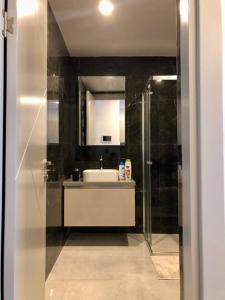 La salle de bains est pourvue d'un lavabo, d'un miroir et d'une douche. dans l'établissement Secured Lux 1-bedrroom apartment - Gym, Sauna & Parking 193, à Beylikduzu