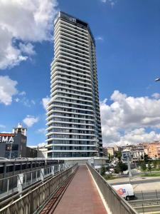 um edifício alto com uma passagem em frente em Secured Lux 1-bedrroom apartment - Gym, Sauna & Parking 193 em Beylikdüzü