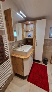 Kuchyň nebo kuchyňský kout v ubytování s'KLINGI-Haus + 26 fotografií