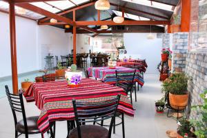 eine Reihe von Tischen und Stühlen in einem Restaurant in der Unterkunft Hotel Inka Pisac in Pisac