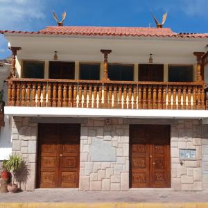 una casa con balcón en la parte superior en Hotel Inka Pisac, en Písac