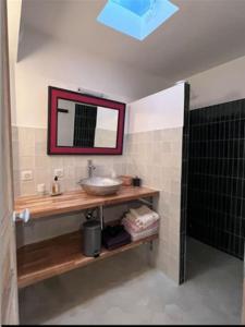 uma casa de banho com um lavatório e um espelho em Jolie maison Pays d'Aix em Rognes