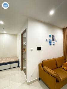 a hospital room with a couch and a bed at It Dust Homestay 1 - The Ocean Apartment in Hanoi