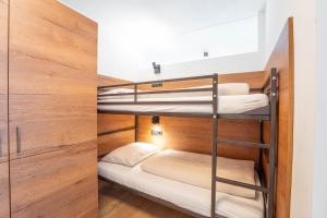 Cette chambre dispose de lits superposés. dans l'établissement Appartement "Sonnenreich" im Carpe Solem, à Mariapfarr