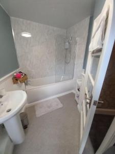 a bathroom with a tub and a sink and a toilet at The Nifty Nook in Campbeltown