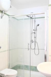 Civico 10 Deluxe Room في ليكاتا: حمام مع دش مع مرحاض ومغسلة
