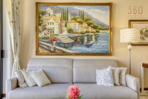 ein Gemälde hängt über einer Couch im Wohnzimmer in der Unterkunft Beautiful, spacious 3BR home with beautiful views by 360 Estates in Vittoriosa