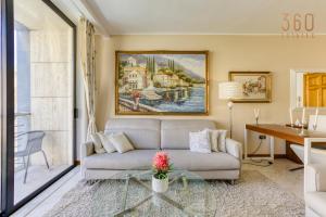 sala de estar con sofá y mesa en Beautiful, spacious 3BR home with beautiful views by 360 Estates, en Birgu