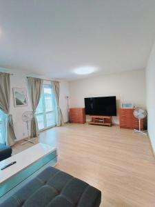 TV i/ili zabavni centar u objektu Modern & cozy house with 3 bed rooms and garden