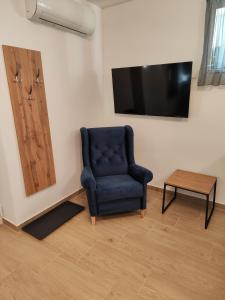 TV a/nebo společenská místnost v ubytování SzeCu Apartmanház