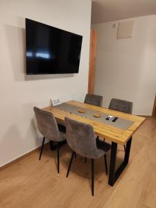 TV a/nebo společenská místnost v ubytování SzeCu Apartmanház