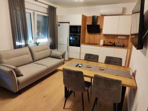 Kuchyň nebo kuchyňský kout v ubytování SzeCu Apartmanház