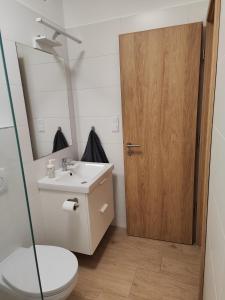 Koupelna v ubytování SzeCu Apartmanház