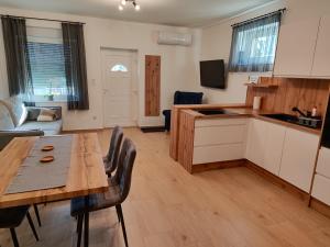 Kuchyň nebo kuchyňský kout v ubytování SzeCu Apartmanház