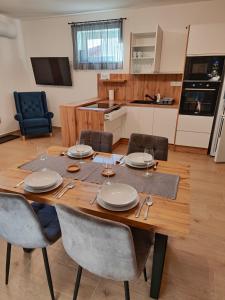 Kuchyň nebo kuchyňský kout v ubytování SzeCu Apartmanház