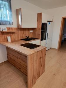 Kuchyň nebo kuchyňský kout v ubytování SzeCu Apartmanház