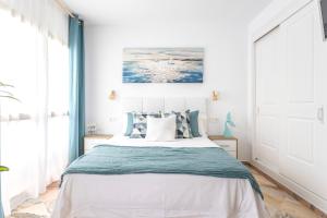 Łóżko lub łóżka w pokoju w obiekcie OleHolidays 315 Romana Playa primera linea playa