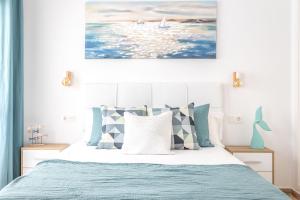 Łóżko lub łóżka w pokoju w obiekcie OleHolidays 315 Romana Playa primera linea playa