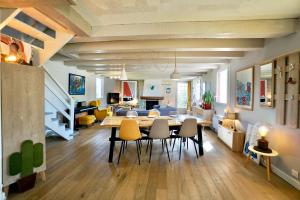 a dining room and living room with a table and chairs at Kêr Melen in Concarneau