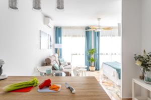 salon ze stołem z warzywami w obiekcie OleHolidays 315 Romana Playa primera linea playa w Marbelli