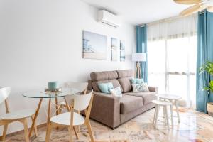 salon z kanapą i stołem w obiekcie OleHolidays 315 Romana Playa primera linea playa w Marbelli