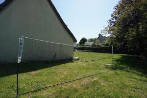 a tennis net in a yard next to a building at Kêr Melen in Concarneau
