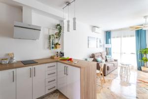 Kuchnia lub aneks kuchenny w obiekcie OleHolidays 315 Romana Playa primera linea playa